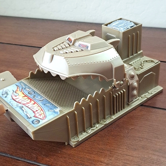 Hot Wheels 2005 Junkyard Dog Attack Track Set - Picture 3 of 7